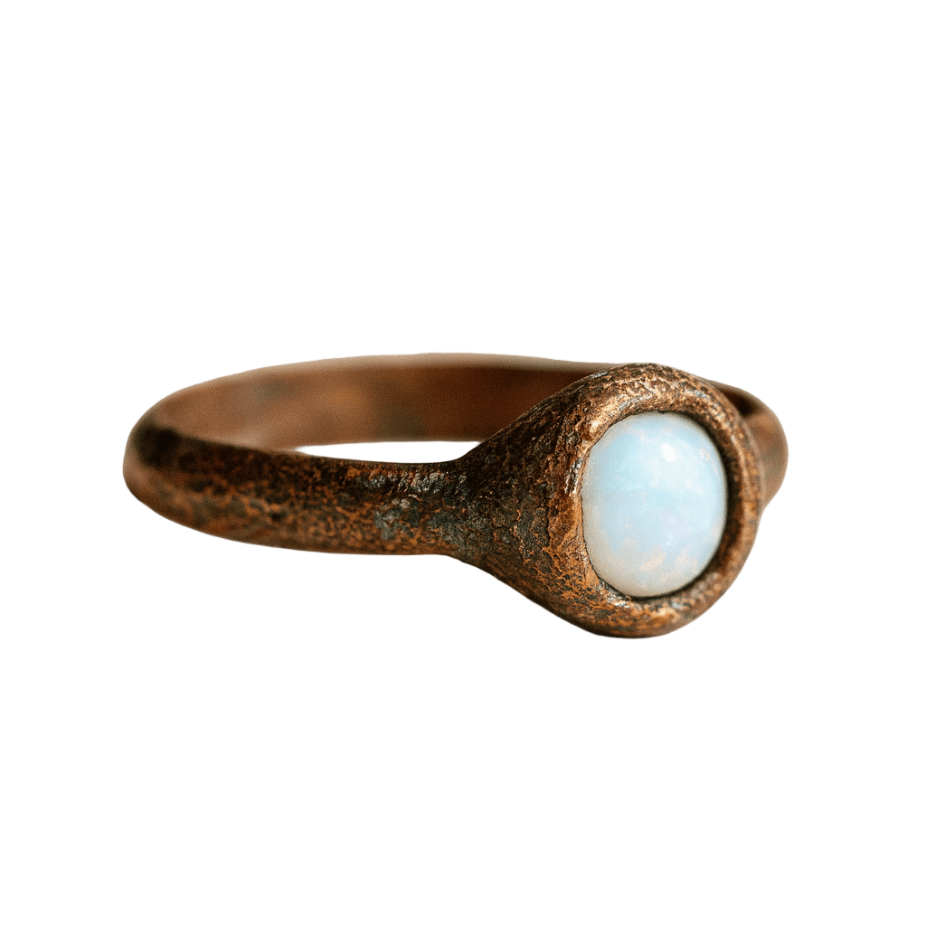 Handgefertigter Ring mit weißem Kunstopal